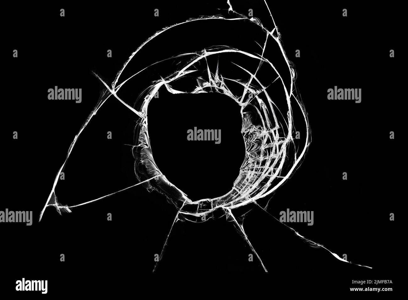 La texture du verre brisé, l'abstraction des fissures dans une fenêtre endommagée. Banque D'Images