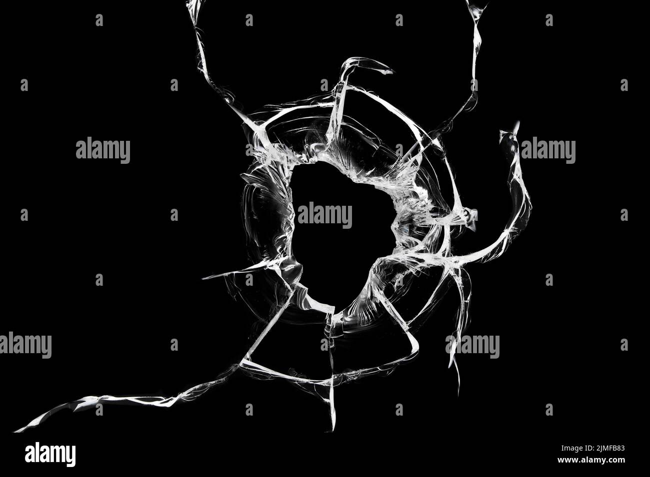 Verre cassé noir. Trou dans le verre de la grenaille. Banque D'Images