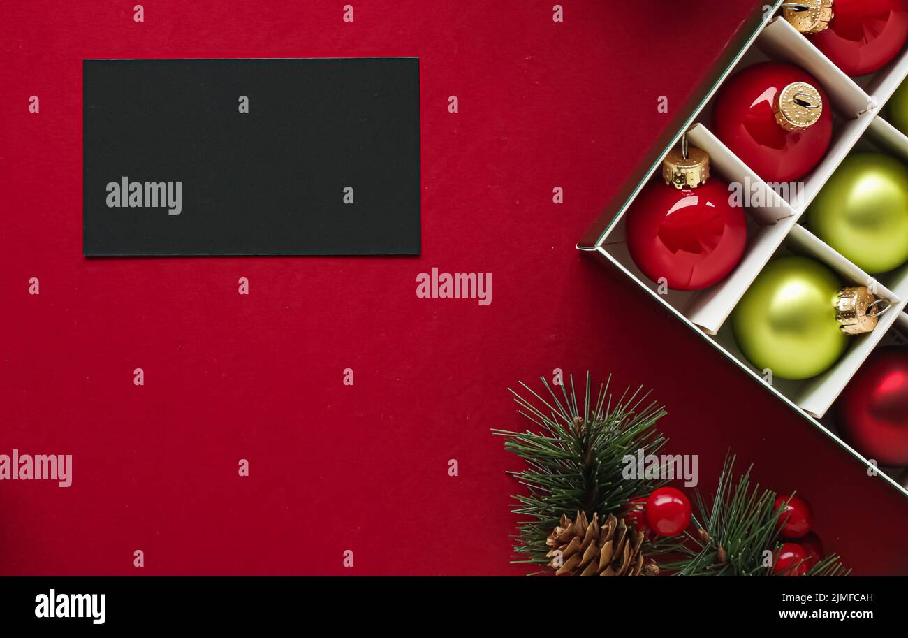 Design d'identité de marque de Noël et concept de platte de Noël. Carte de visite vierge noire et décoration de Noël sur p rouge Banque D'Images