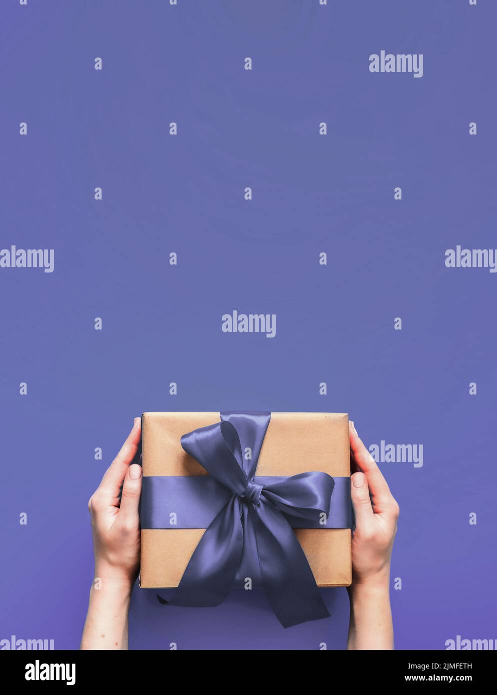 Boîte-cadeau pour femme à mains sur violet 2020 Banque D'Images