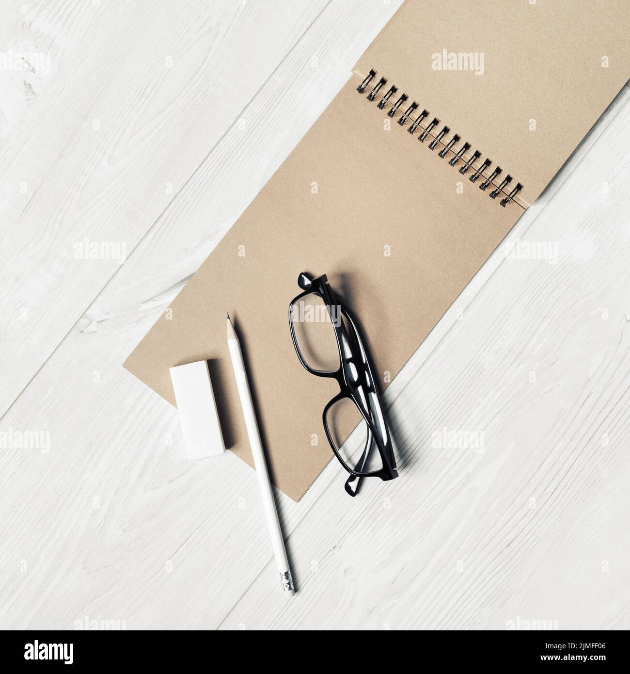 Ordinateur portable, lunettes, crayon, gomme Banque D'Images