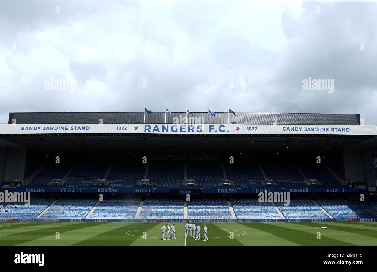 Un point de vue général tandis que les joueurs des Rangers regardent le terrain avant le match cinch Premiership au stade Ibrox, à Glasgow. Date de la photo: Samedi 6 août 2022. Banque D'Images