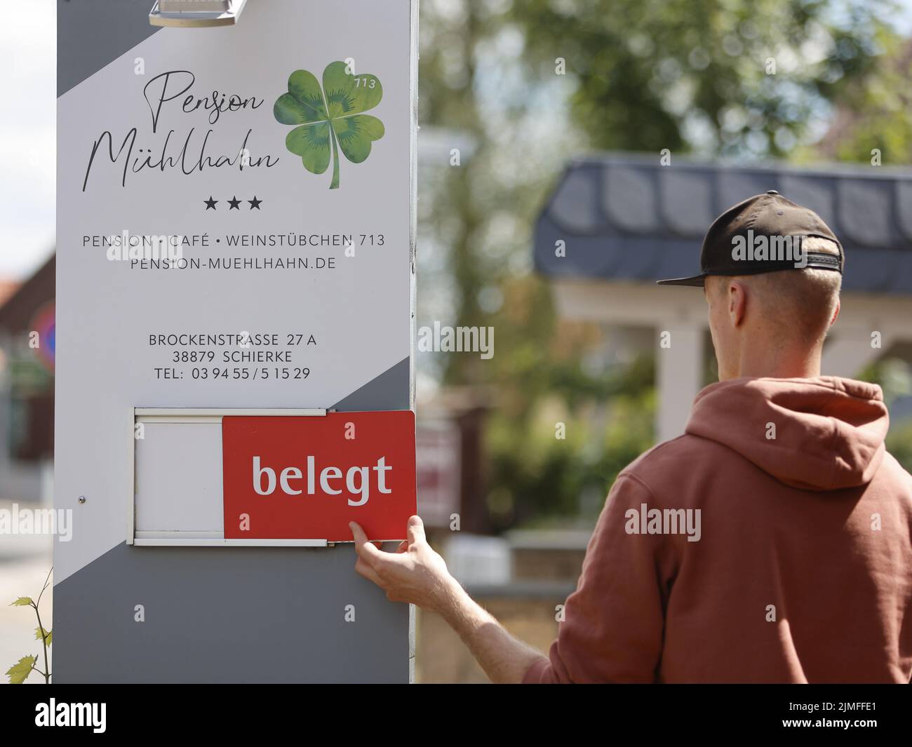 Magdebourg, Allemagne. 06th août 2022. Un opérateur de chambre d'hôtes glisse un signe lisant "occupé" dans un cas d'exposition. Après de sévères coupures pendant la pandémie, le tourisme en Saxe-Anhalt prend également vie avec les relaxations. Credit: Matthias Bein/dpa/Alay Live News Banque D'Images