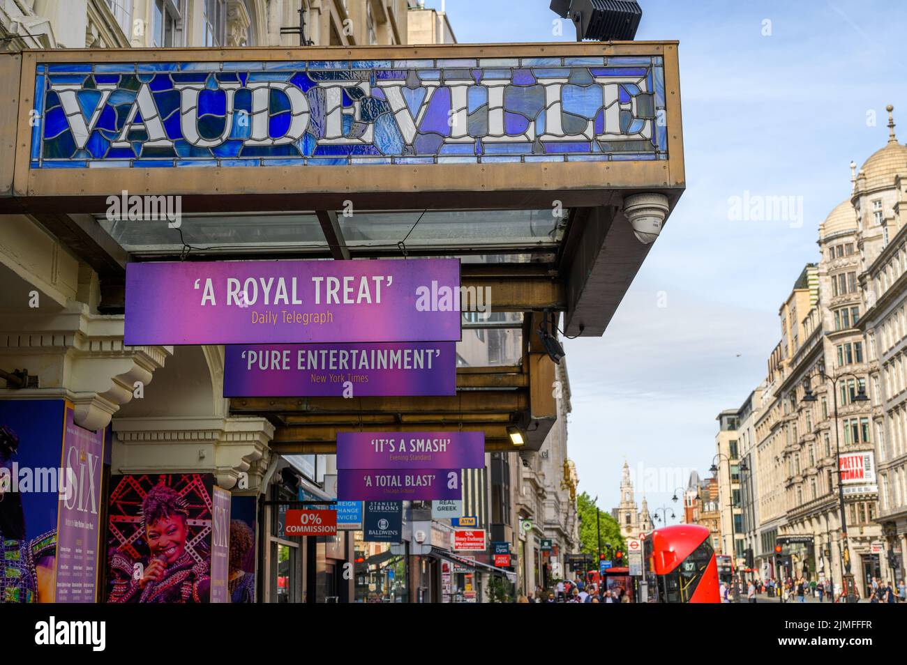 LONDRES - 18 mai 2022 : panneaux au-dessus de l'entrée du Théâtre Vaudeville sur le Strand, Londres Banque D'Images