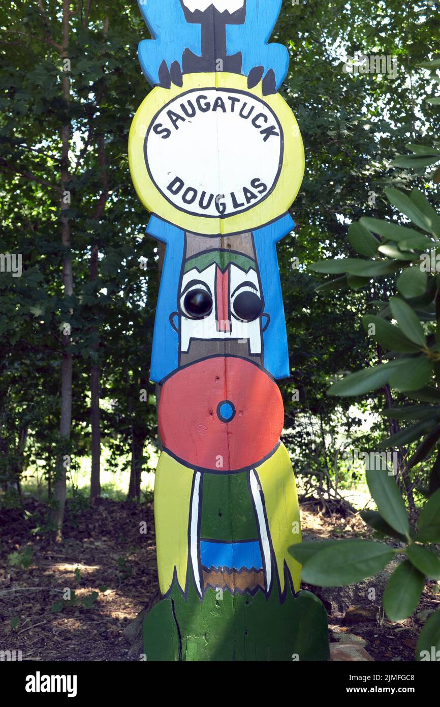 Un totem de longue date dans le jardin Back In Time à Saugatuck Douglas, Michigan, le 9 juillet 2022. Banque D'Images