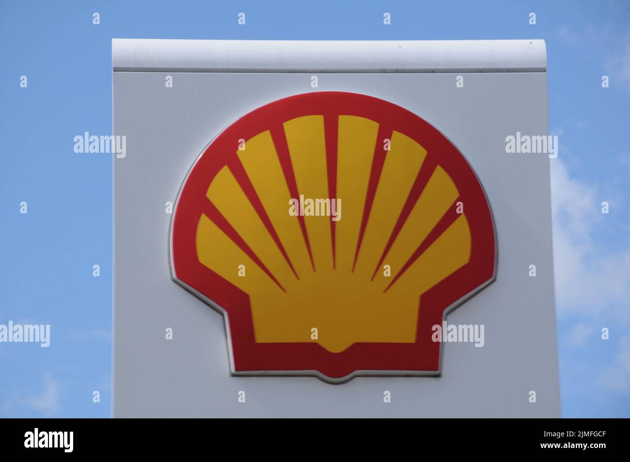 Kastrup/Copenhagen/Denmark/06 août 2022/Shell station de recharge d'essence et de Shell baisse du prix de la carte Petro sur la station Shell de recharge d'essence dans la capitale danoise. (Photo..Francis Dean/Dean Pictures) Banque D'Images