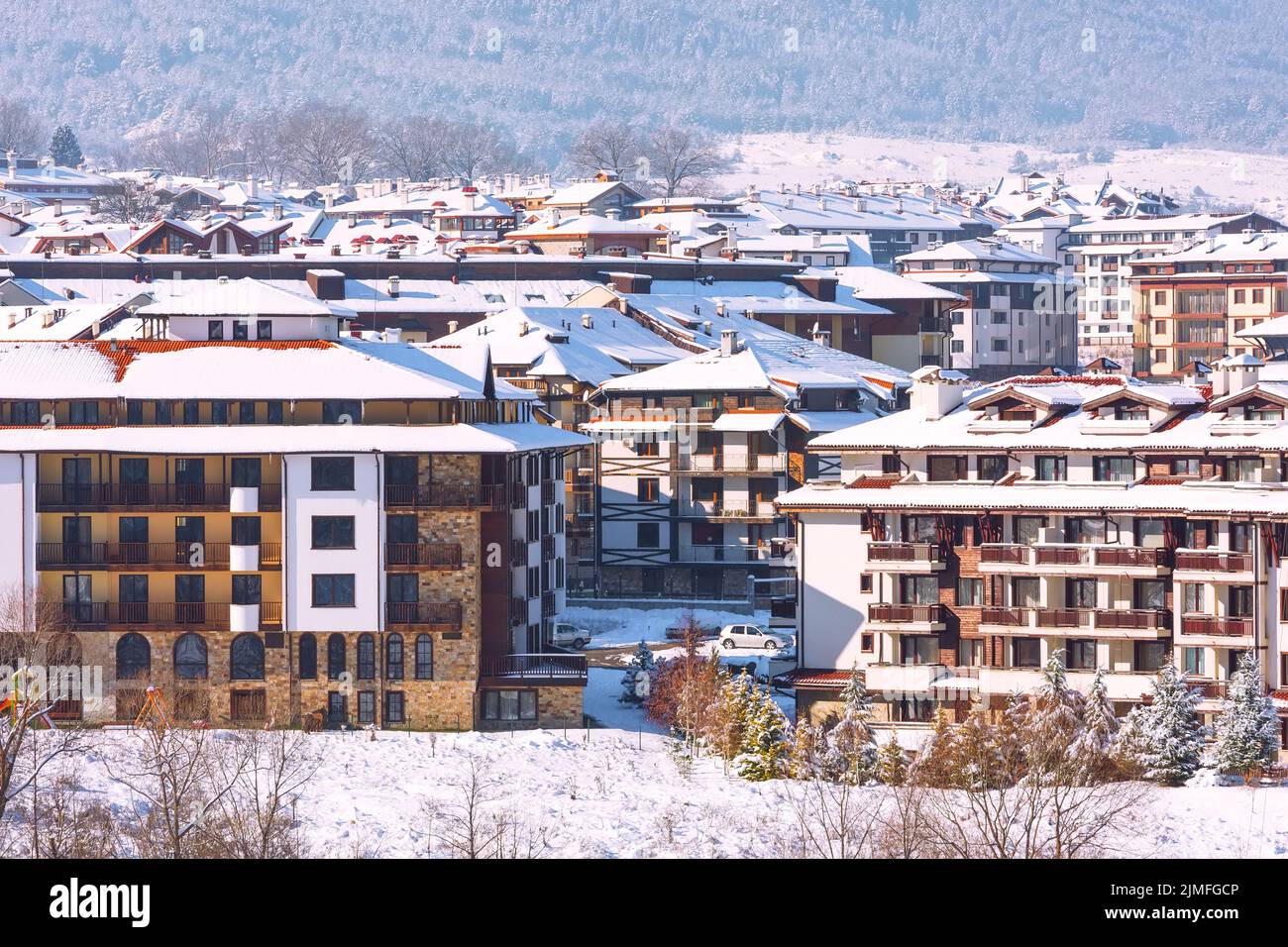 Maisons, toits de neige panorama à Bansko, Bulgarie Banque D'Images