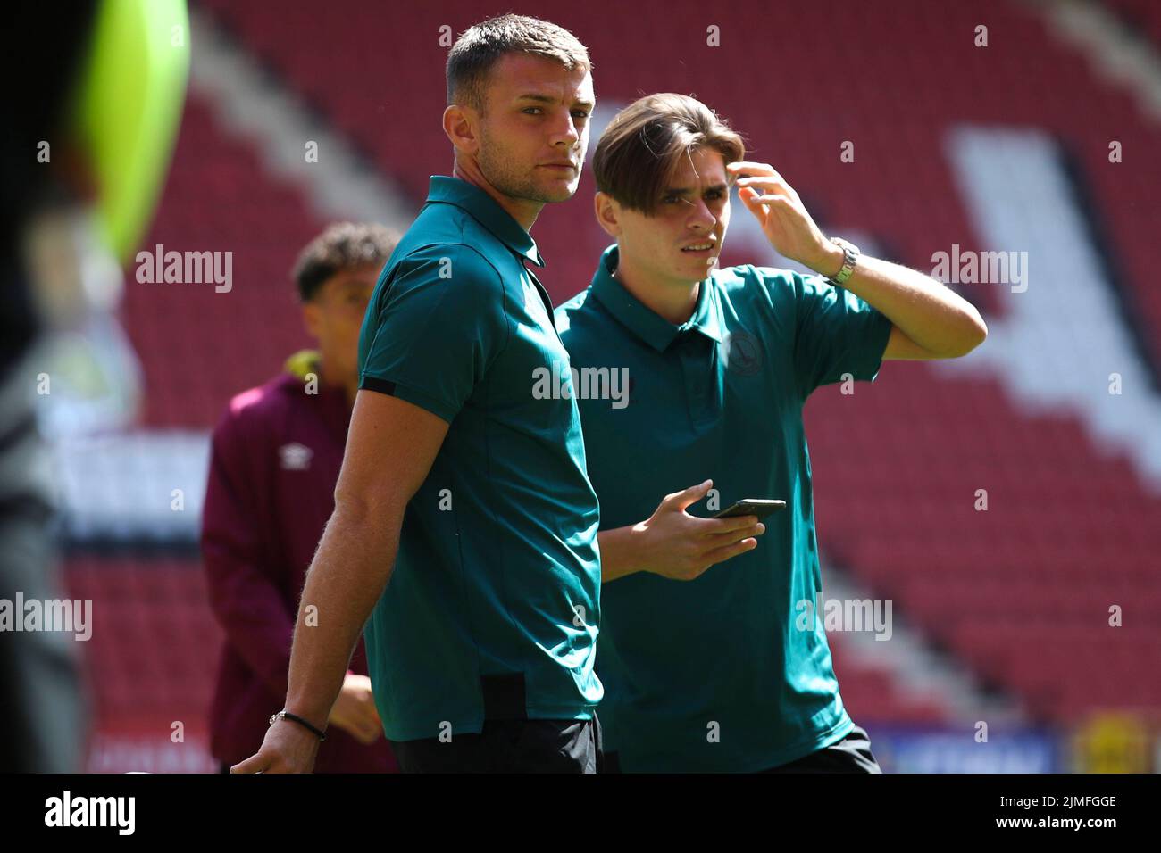 Londres, Royaume-Uni. 6th août 2022. George Dobson de Charlton Athletic et Samuel Lavelle de Charlton Athletic avant le match de la Sky Bet League 1 entre Charlton Athletic et Derby County à la Valley, Londres, le samedi 6th août 2022. (Credit: Tom West | MI News) Credit: MI News & Sport /Alay Live News Banque D'Images