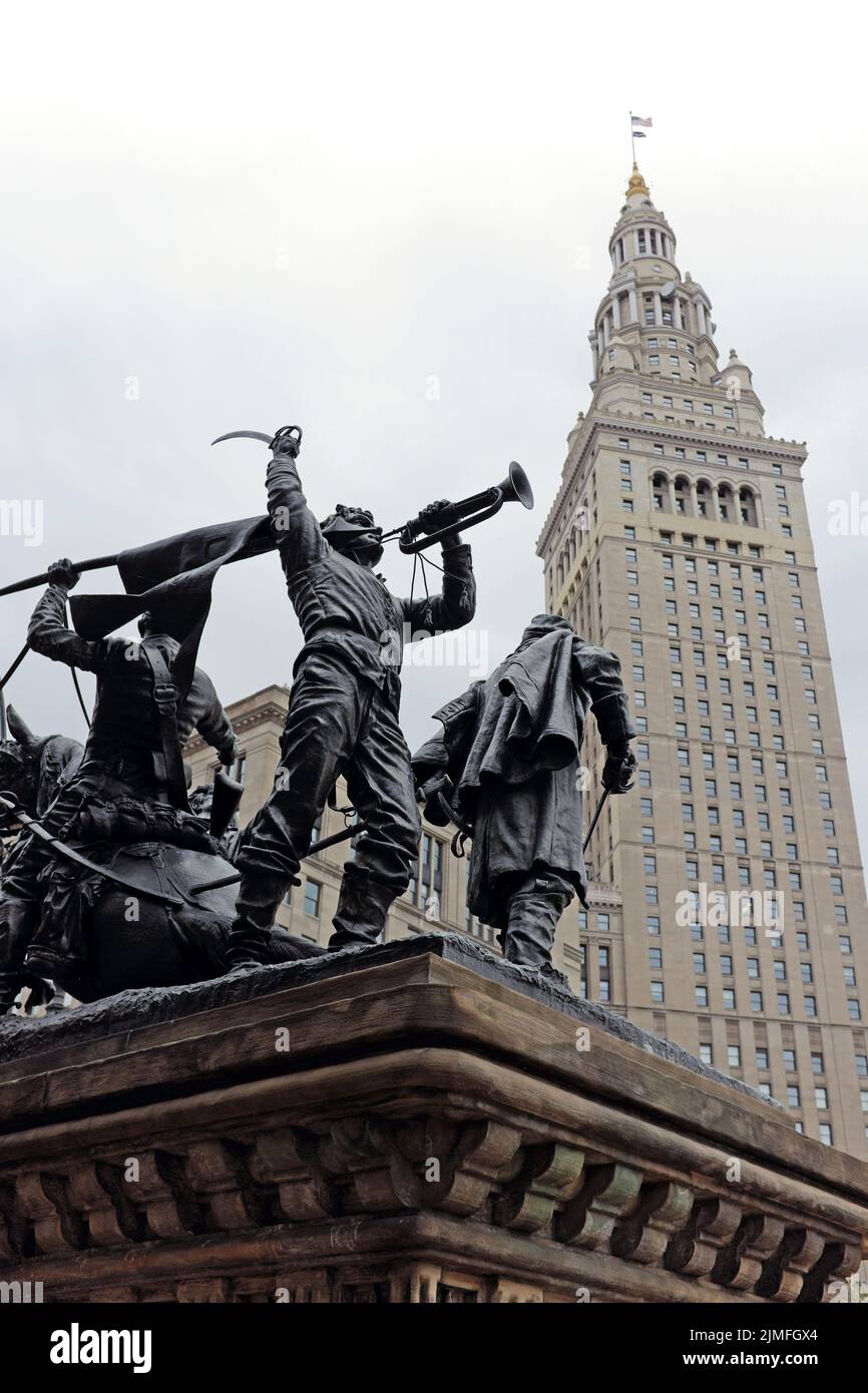 Deux sites historiques sur public Square, dans le centre-ville de Cleveland, Ohio, incluent le Monument des soldats et des marins et la tour emblématique du terminal. Banque D'Images