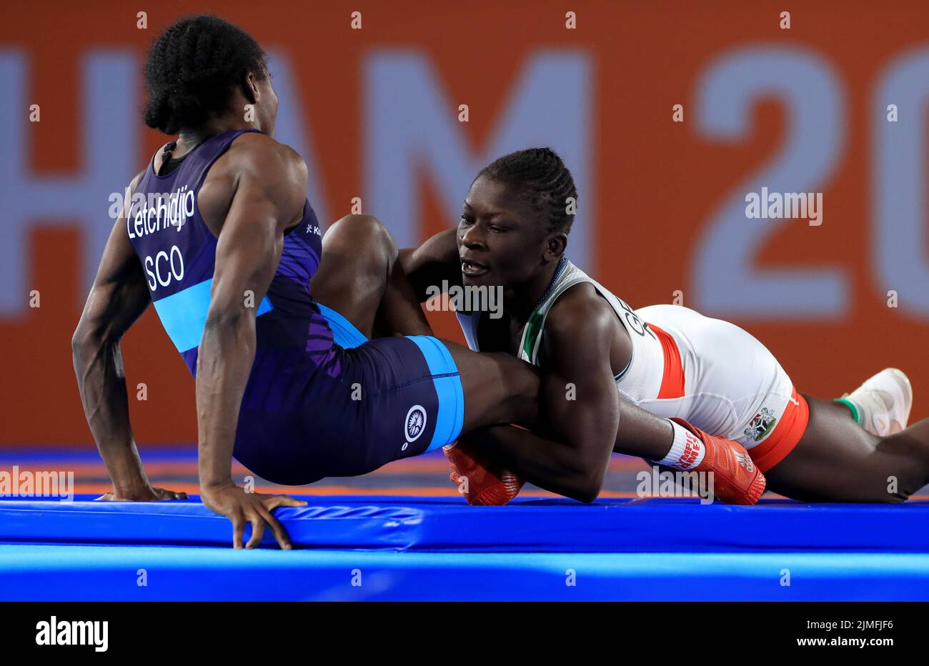 La Christelle Lemofack Letchidjio en Écosse est en compétition contre la Miesinnei Mercy Genesis au Nigeria lors de la demi-finale Freestyle 50kg des femmes à la Coventry Arena le neuf jour des Jeux du Commonwealth de 2022. Date de la photo: Samedi 6 août 2022. Banque D'Images