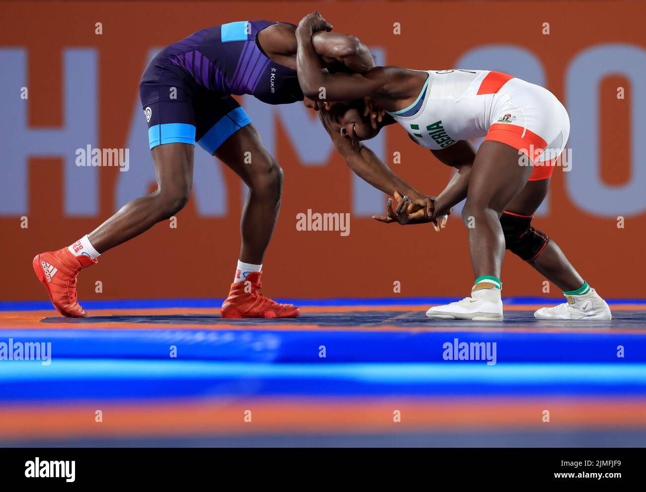 La Christelle Lemofack Letchidjio en Écosse est en compétition contre la Miesinnei Mercy Genesis au Nigeria lors de la demi-finale Freestyle 50kg des femmes à la Coventry Arena le neuf jour des Jeux du Commonwealth de 2022. Date de la photo: Samedi 6 août 2022. Banque D'Images