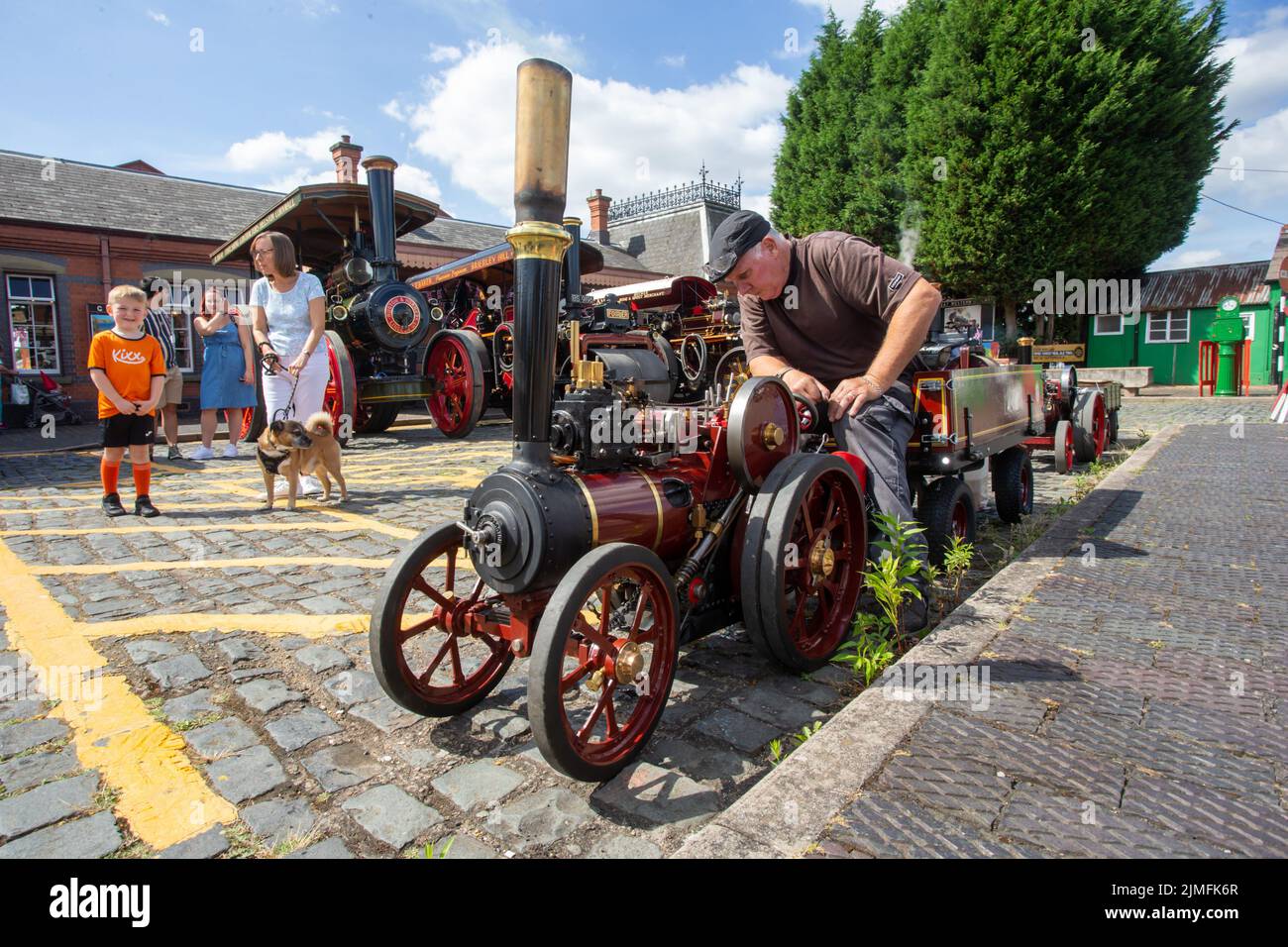 Kidderminster, Worcs, Royaume-Uni. 6th août 2022. James Calder, passionné de vapeur, a tendance à « Janie O », un moteur de traction à vapeur miniature à l'échelle de 1:3 au Severn Valley Railway Vintage transport Extravaganza à Kidderminster, Worcestershire. L'événement annuel comprend des véhicules automobiles d'époque ainsi que des moteurs à vapeur. Crédit : Peter Lophan/Alay Live News Banque D'Images