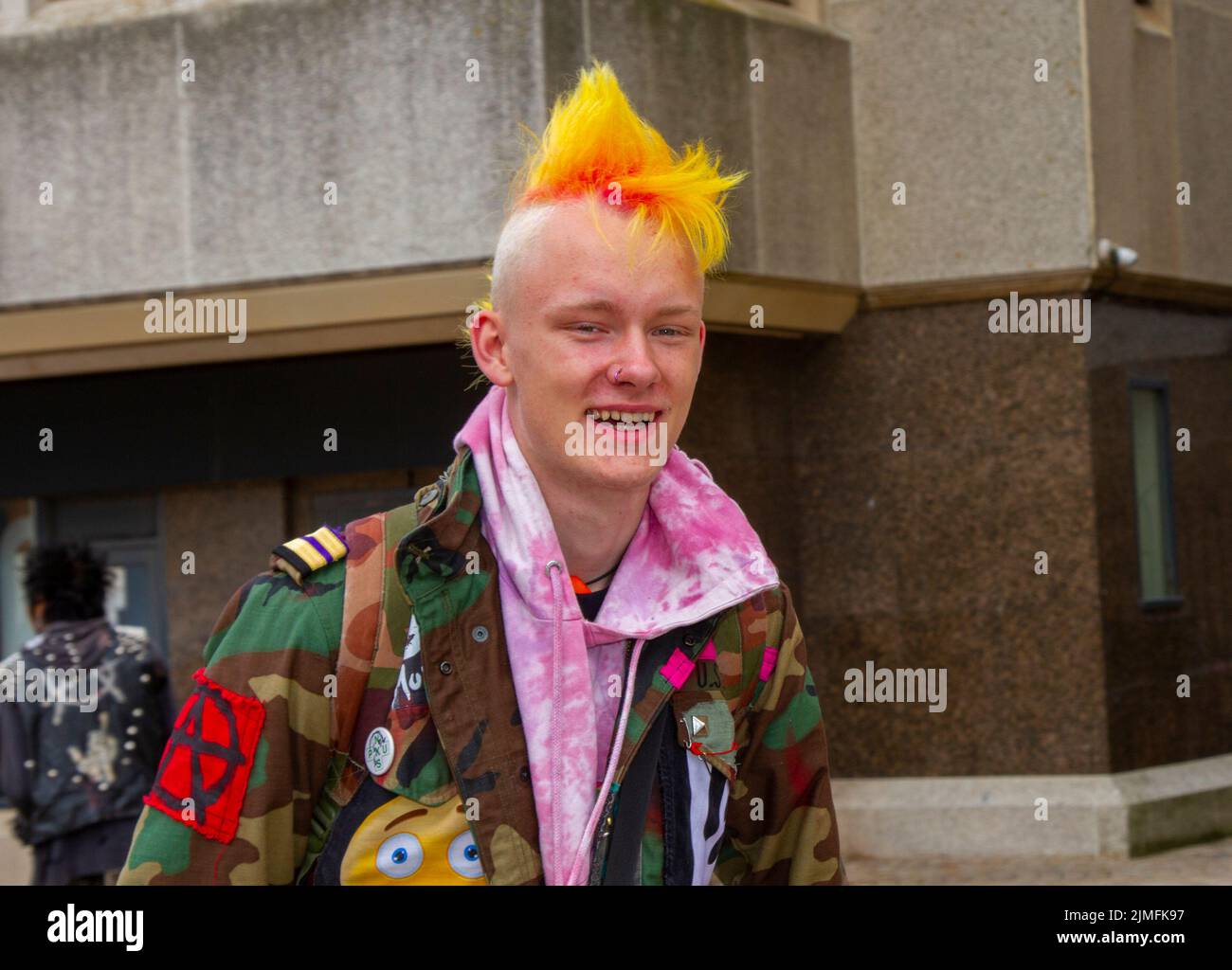 Blackpool, Lancashire, Royaume-Uni. 6th août 2022. La sous-culture punk, les idéologies, la mode, avec des coiffures mohican teints et la coloration au festival Punk Rebellion aux jardins d'hiver. Une protestation contre les attitudes et les comportements conventionnels, un choc des cultures anti-establishment, des mohawks, des épingles de sécurité et une charge d'attitude à la ville de bord de mer tandis que les punks participant au festival annuel de musique rock Rebellion aux jardins d'hiver se côtoient avec les vacanciers traditionnels. Crédit; MediaWorldImages/AlamyLiveNews Banque D'Images