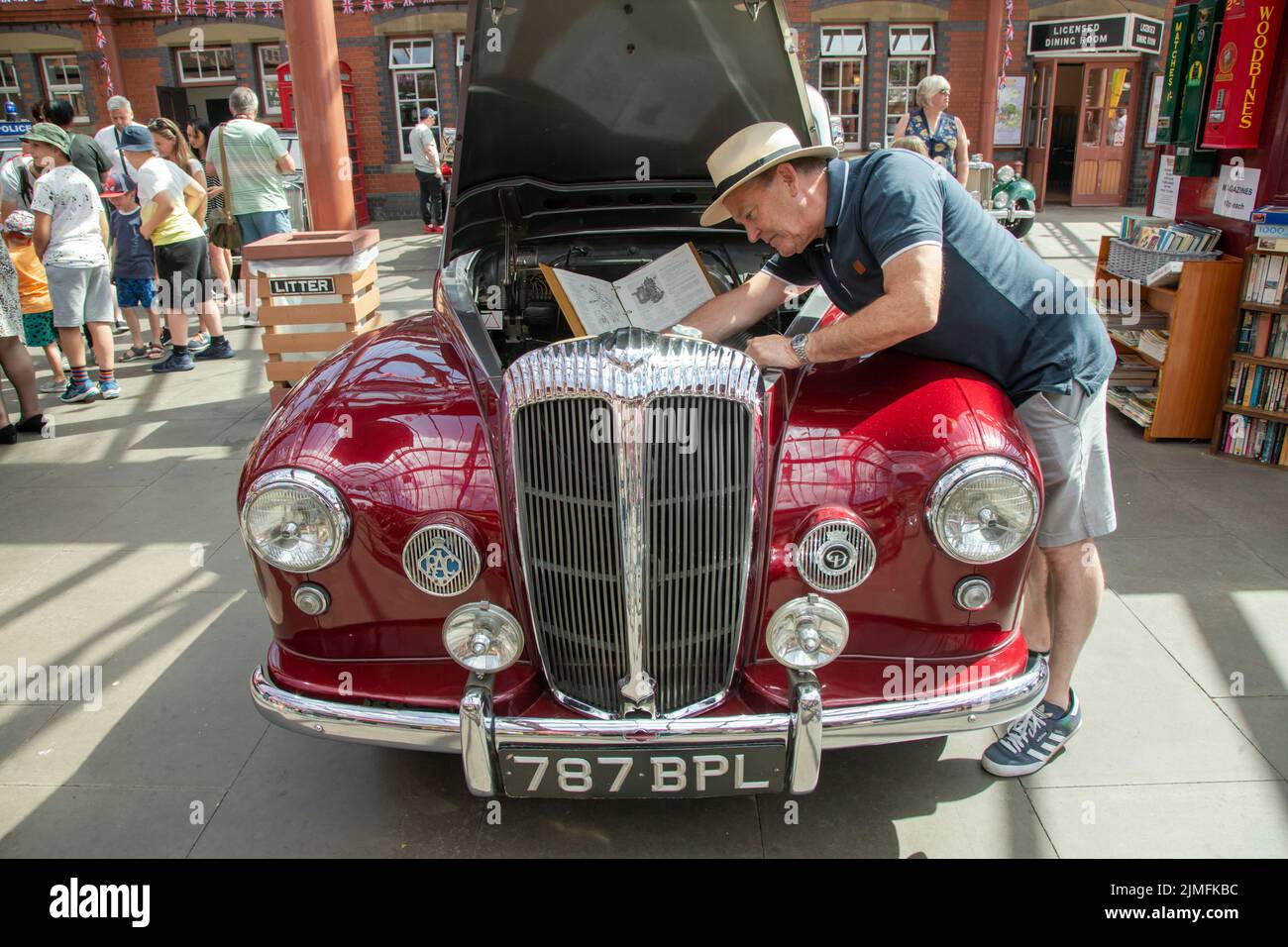 Kidderminster, Worcs, Royaume-Uni. 6th août 2022. Robert Back se réfère à son manuel de voiture original alors qu'il prépare son Daimler Conquest 1956, un projet de fierté et de joie qui a pris 10 ans de travaux de restauration, à l'Extravaganza de transport Vintage à Kidderminster, Worcestershire. L'événement annuel comprend des moteurs à vapeur ainsi que des véhicules automobiles d'époque. Crédit : Peter Lophan/Alay Live News Banque D'Images