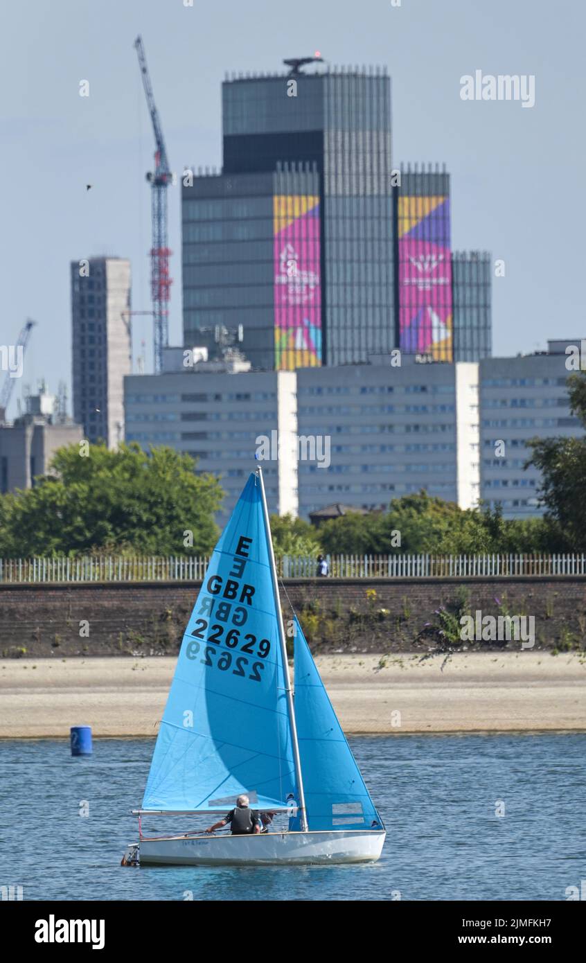 Réservoir Edgbaston, Birmingham, Angleterre, 6 août 2022. - Les marins de loisirs ont pris dans les eaux basses du réservoir Edgbaston au soleil torant samedi après-midi. Les bateaux ont passé la toile de fond du centre-ville avec la Tour BT et 103 Colmore Row avec la signalisation des Jeux du Commonwealth. Le niveau d'eau est très bas en raison de plusieurs semaines de temps sec. Photo par crédit : Michael Scott/Alay Live News Banque D'Images