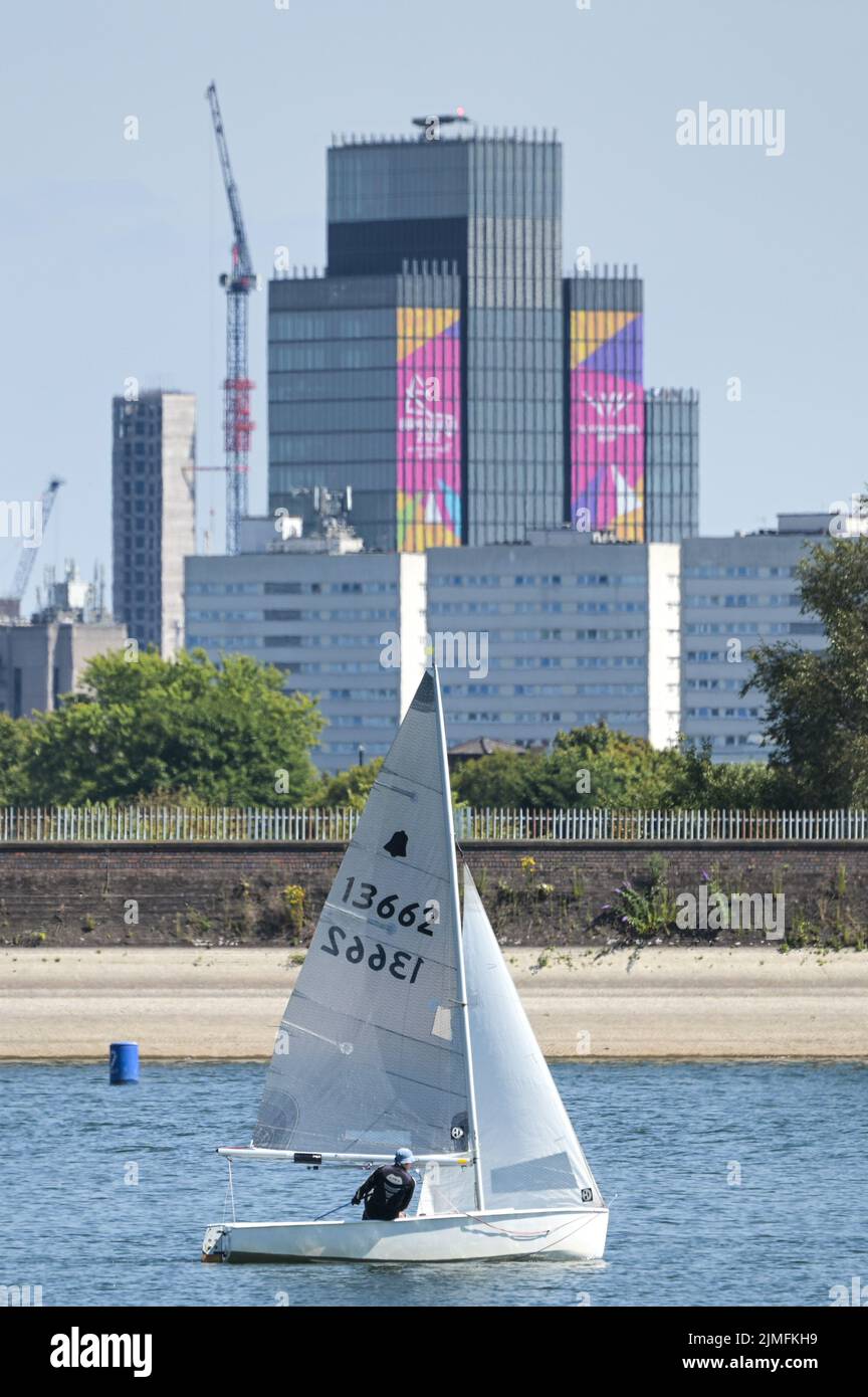 Réservoir Edgbaston, Birmingham, Angleterre, 6 août 2022. - Les marins de loisirs ont pris dans les eaux basses du réservoir Edgbaston au soleil torant samedi après-midi. Les bateaux ont passé la toile de fond du centre-ville avec la Tour BT et 103 Colmore Row avec la signalisation des Jeux du Commonwealth. Le niveau d'eau est très bas en raison de plusieurs semaines de temps sec. Photo par: Michael Scott / Alay Live News Banque D'Images