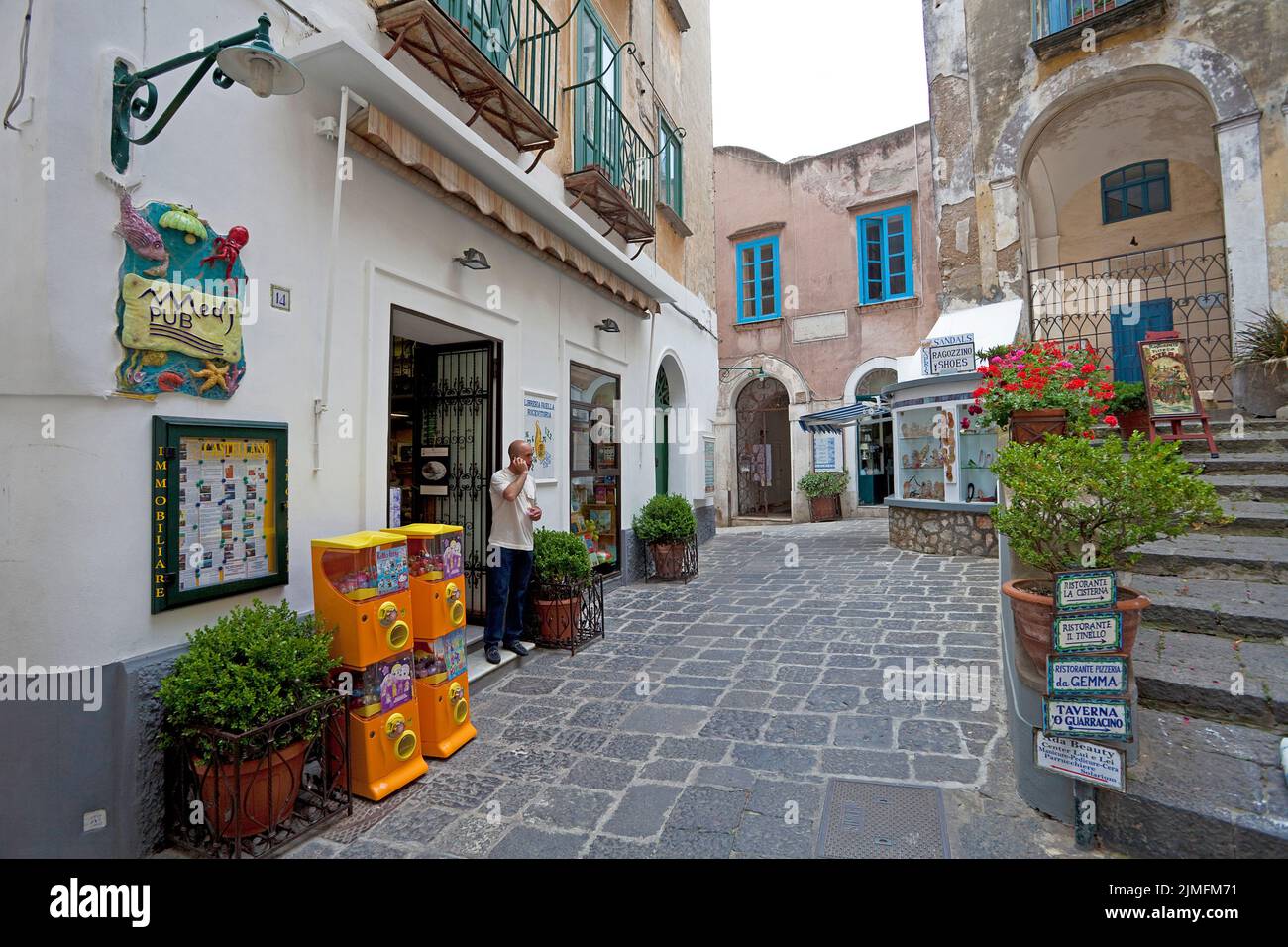 Gasse in der Altstadt von Capri, Golf von Neapel, Kampanien, Italien, Europa | petite allée avec magasin dans la vieille ville de Capri, Golfe de Naples, Banque D'Images