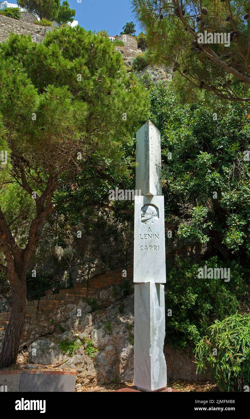 Denkmal zu Ehren des révolutionnaires Lénine der sich als Gast von Maxim Gorki mehrfach auf Capri aufhielt, Gaerten des Augustus, Giardini di Augusto, su Banque D'Images