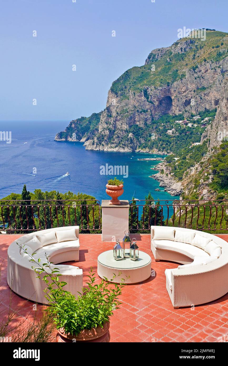 Vue depuis une villa de luxe sur la côte escarpée de l'île de Capri, le golfe de Naples, la Campanie, l'Italie, l'Europe Banque D'Images