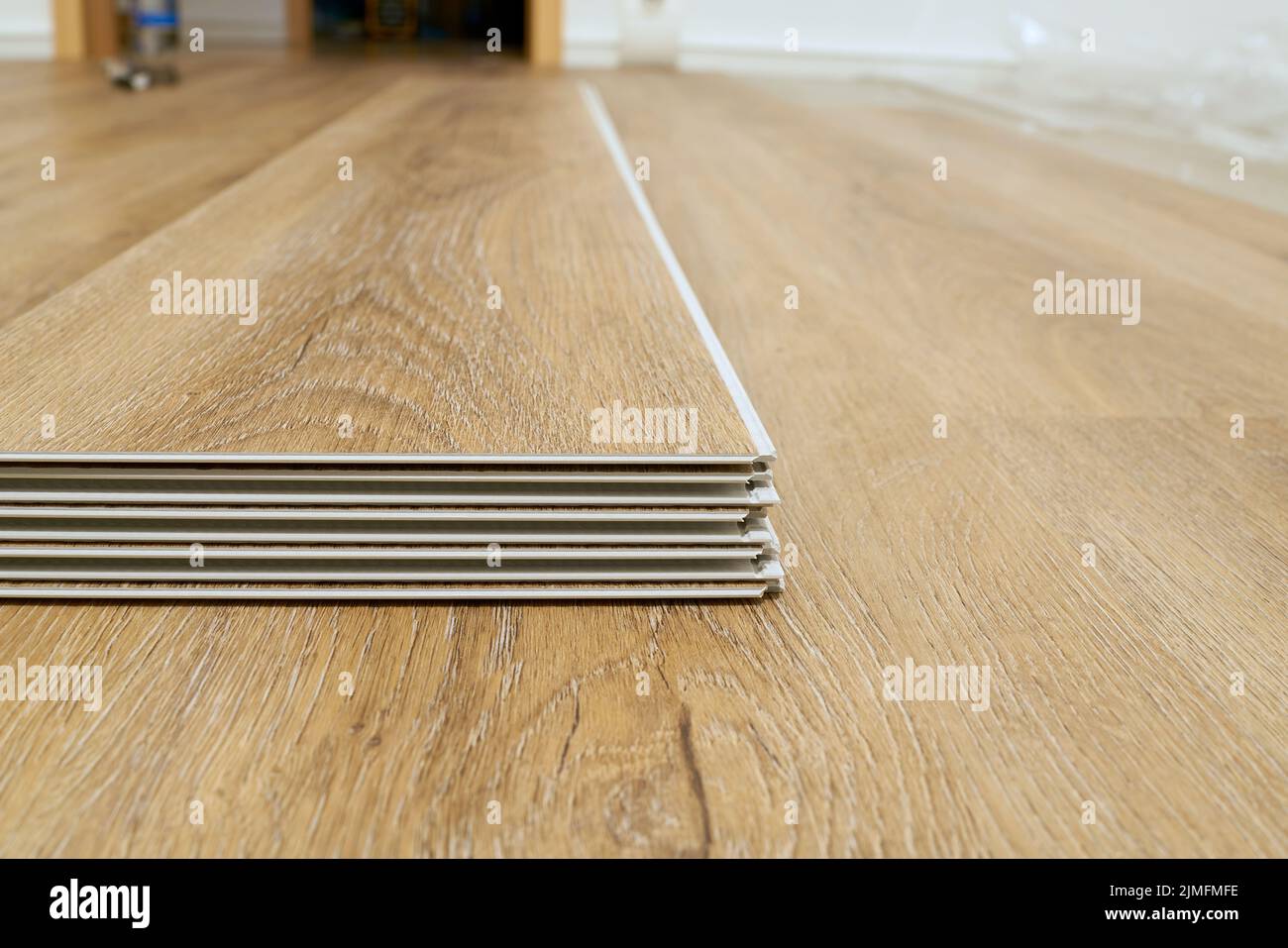 Cliquez sur plancher en vinyle pour vous installer dans le salon d'un appartement Banque D'Images