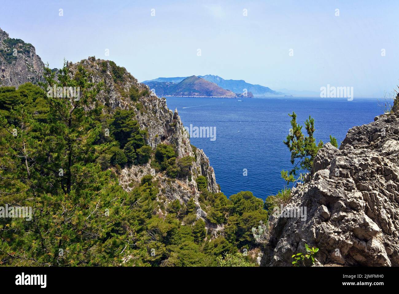 Blick auf die steile Kueste von Capri, Golf von Neapel, Kampanien, Italien, Europa | vue sur la côte escarpée de l'île de Capri, Golfe de Naples, Campanie Banque D'Images