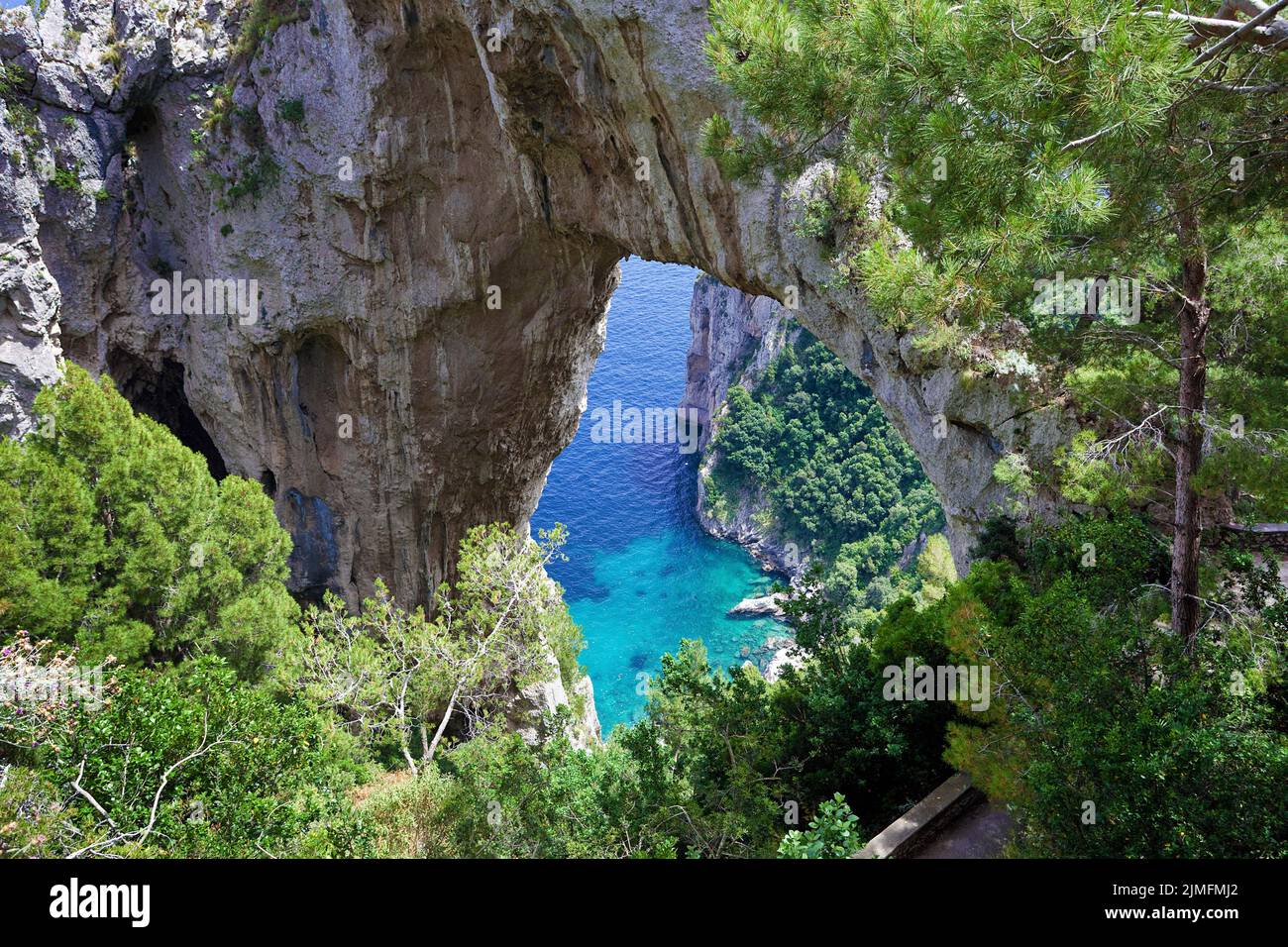 Vue sur la porte rocheuse Arco Naturale sur la côte escarpée de l'île de Capri, le golfe de Naples, la Campanie, l'Italie, l'Europe Banque D'Images