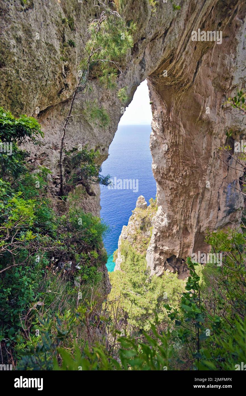 Vue sur la porte rocheuse Arco Naturale sur la côte escarpée de l'île de Capri, le golfe de Naples, la Campanie, l'Italie, l'Europe Banque D'Images