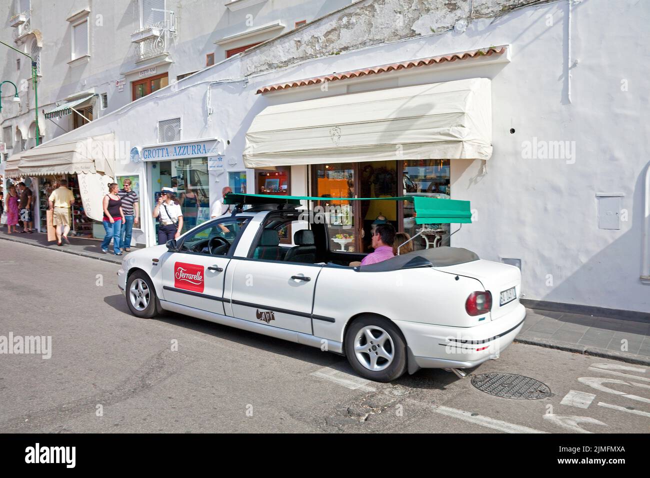 Taxi Cabrio dans la ville de Capri, Capri, île, Golfe de Naples, Italie, Europe Banque D'Images