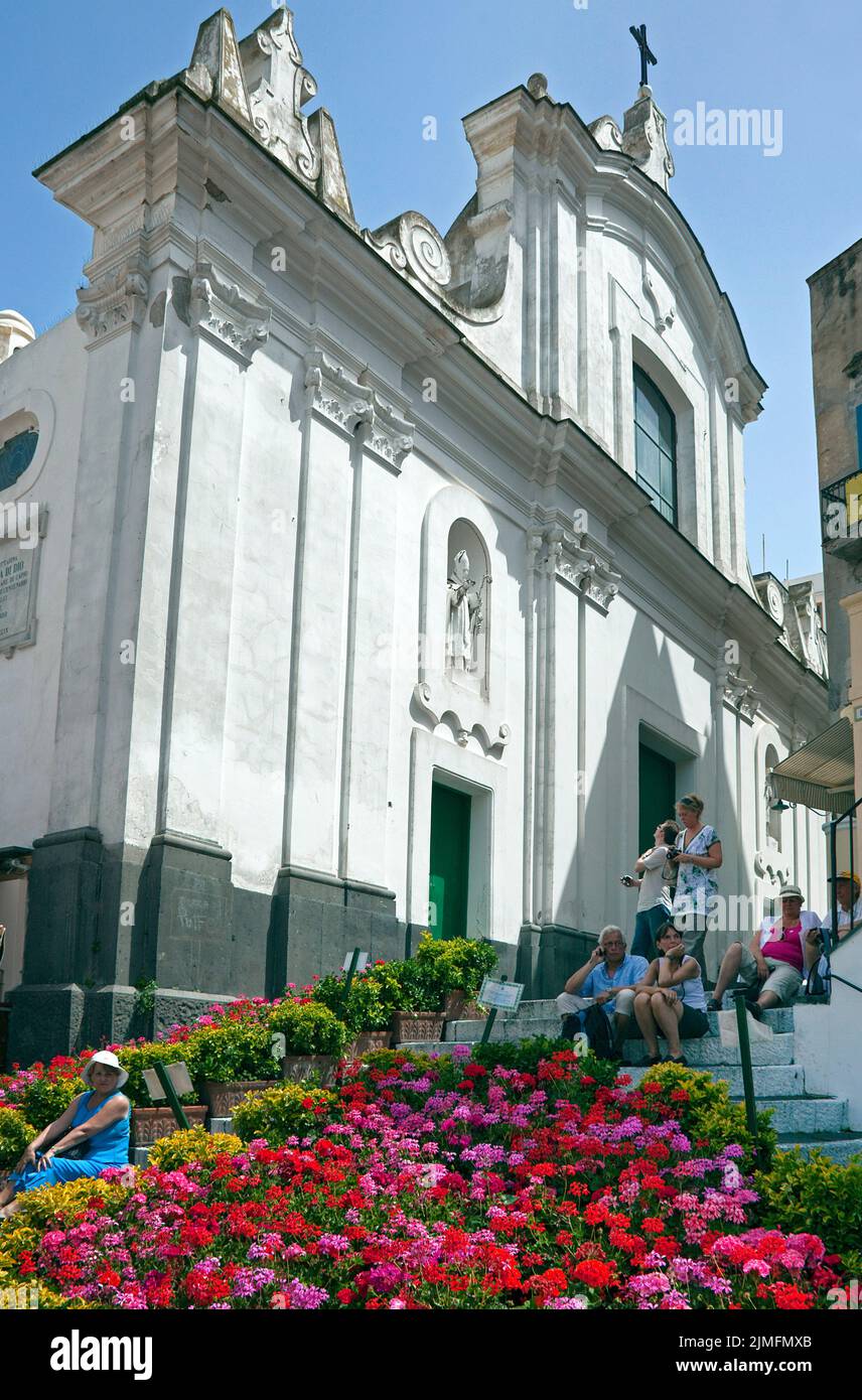 Menschen sitzen auf der Freitreppe der barocken Kirche Santo Stefano, Capri Stadt, Insel Capri, Golf von Neapel, Kampanien, Italien, Europa | personnes Banque D'Images