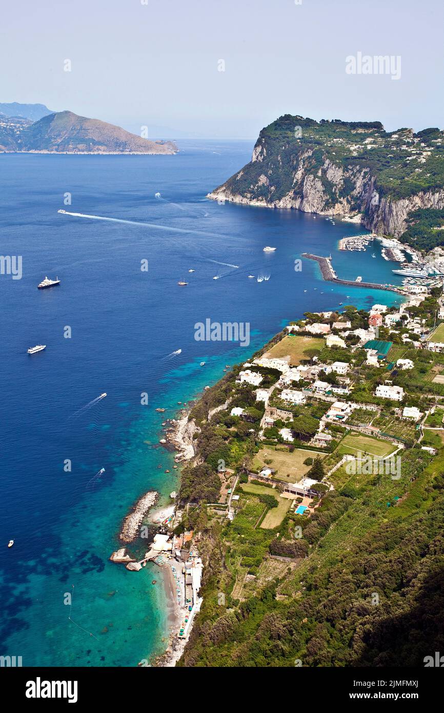 Blick auf die Marina Grande und die Kueste, Insel Capri, Golf von Neapel, Kampanien, Italien, Europa | vue sur Marina Grande et la côte de Capri est Banque D'Images