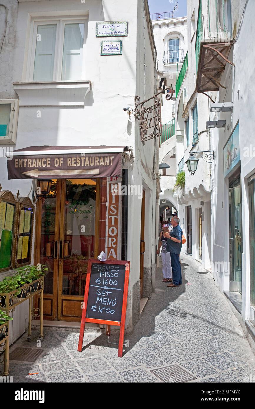 Restaurant dans une ruelle de la vieille ville de Capri, île de Capri, Golfe de Naples, Campanie, Italie, Europe Banque D'Images