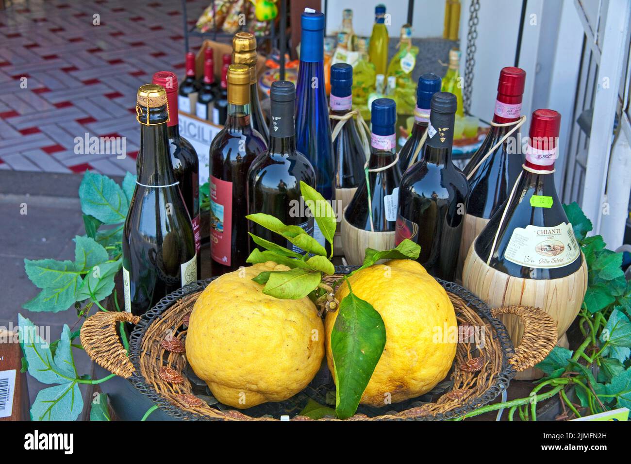 Spezialitaeten der Region, Zitronen, Weine, Auslage an einem Laden auf der Promenade à Capri Stadt, Insel Capri, Golf von Neapel, Kampanien, Italien Banque D'Images