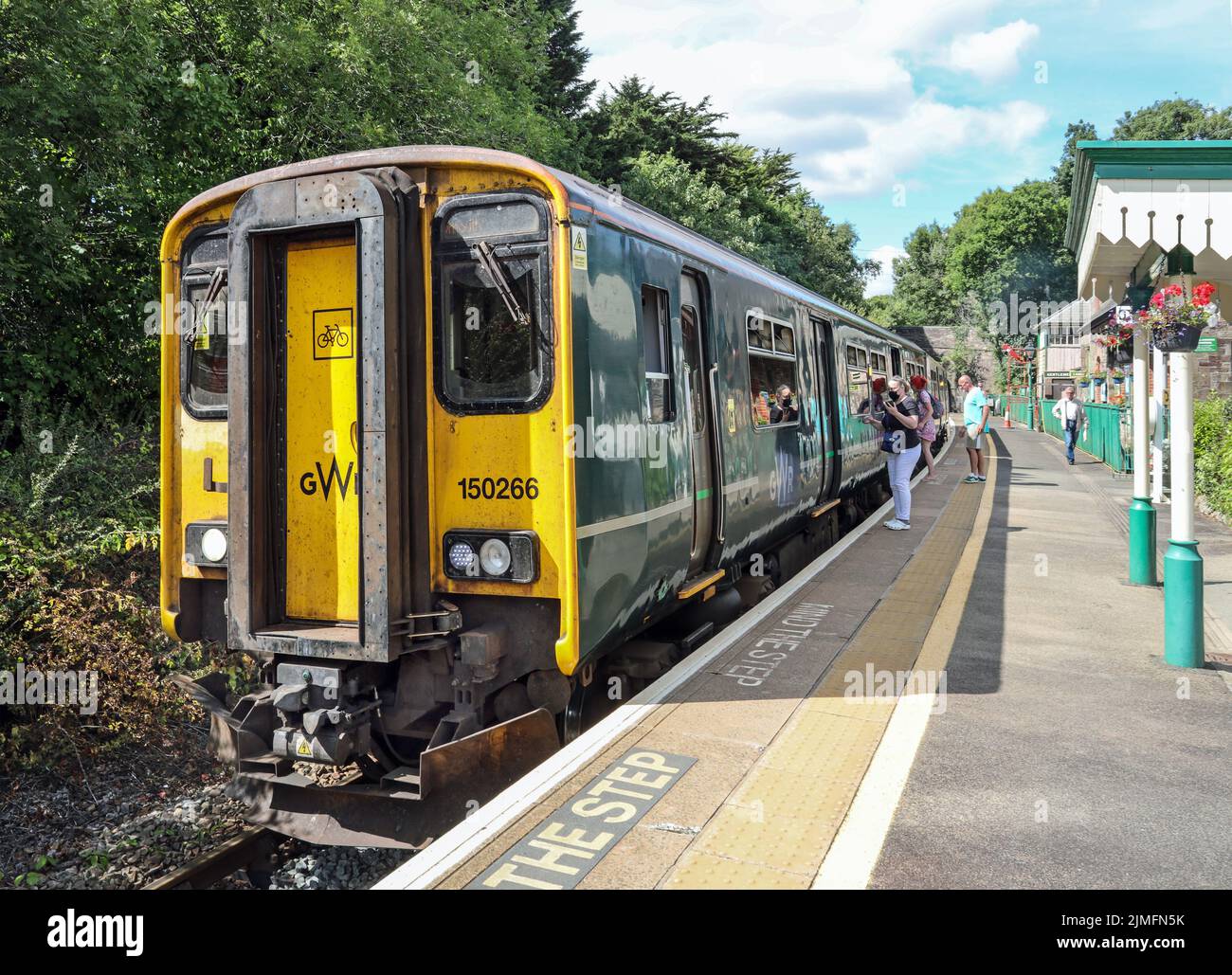 Le train Great Western s'est arrêté pour les passagers à la gare de Bere Ferriers, sur la pittoresque ligne d'embranchement de Tamar Valley. A British Rail Class 150, Sprinter Banque D'Images