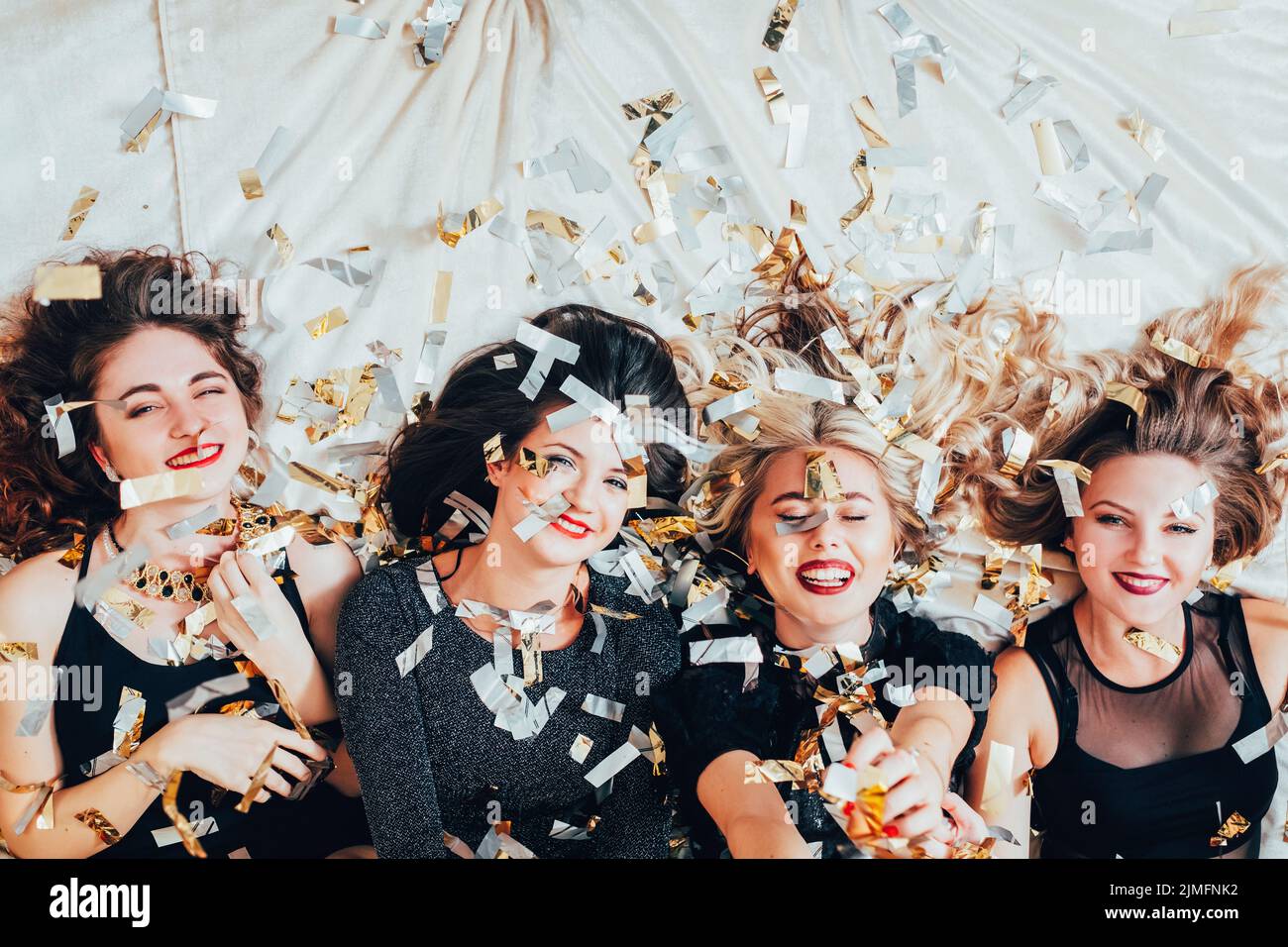 femmes nuit fête loisirs lit confetti joie Banque D'Images