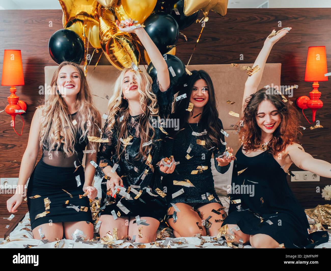 femmes nuit fête loisirs lit confetti joie Banque D'Images