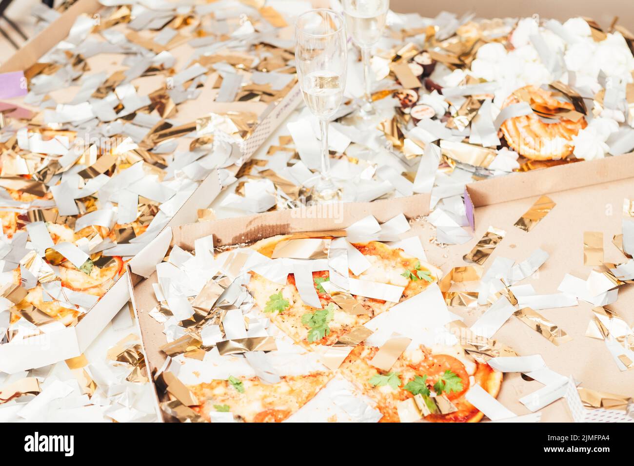 fête mess pizza champagne restant confetti Banque D'Images