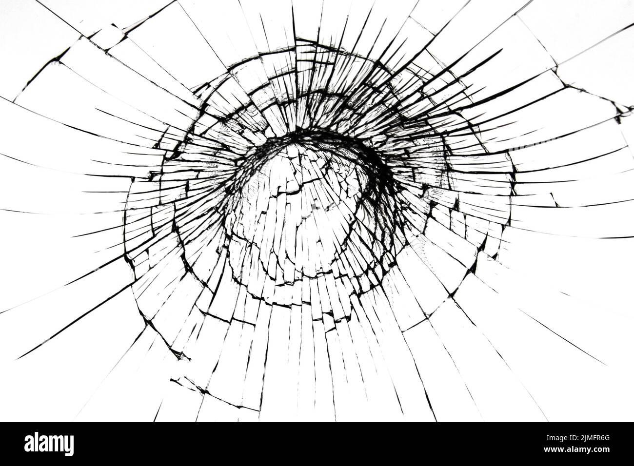 Une fissure sur un miroir de verre cassé sur un fond noir lignes fragmente le trou de balle Banque D'Images
