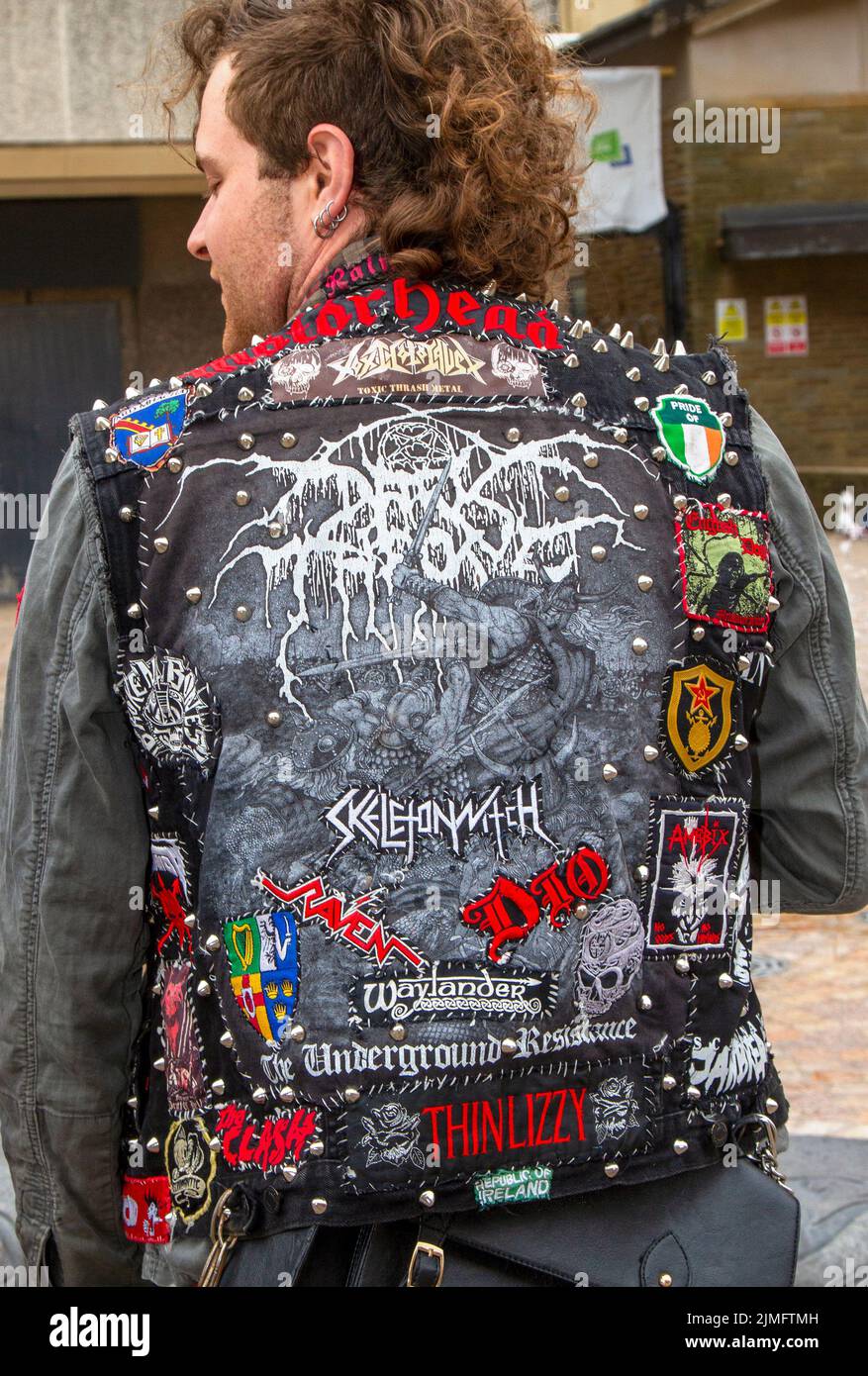 Blackpool, Lancashire, Royaume-Uni. 6th août 2022. La sous-culture punk, les idéologies, la mode, avec des coiffures mohican teints et la coloration au festival Punk Rebellion aux jardins d'hiver. Une protestation contre les attitudes et les comportements conventionnels, un choc des cultures anti-establishment, des mohawks, des épingles de sécurité et une charge d'attitude à la ville de bord de mer tandis que les punks participant au festival annuel de musique rock Rebellion aux jardins d'hiver se côtoient avec les vacanciers traditionnels. Crédit; MediaWorldImages/AlamyLiveNews Banque D'Images