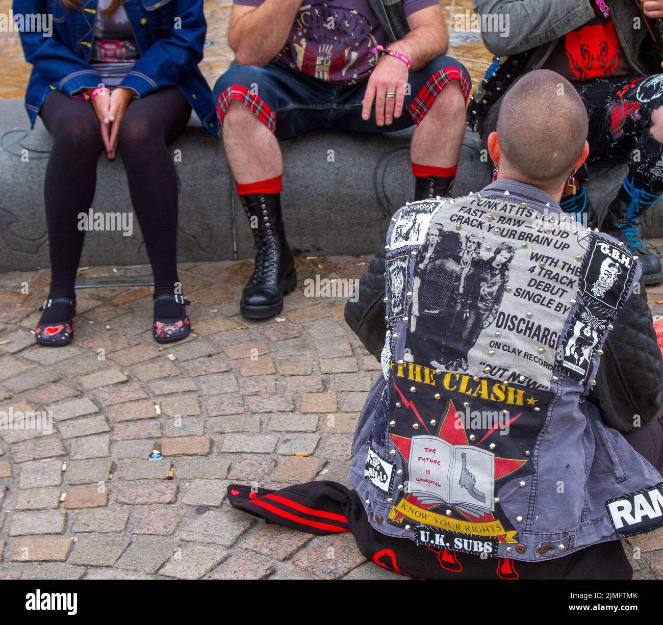 Blackpool, Lancashire, Royaume-Uni. 6th août 2022. La sous-culture punk, les idéologies, la mode, avec des coiffures mohican teints et la coloration au festival Punk Rebellion aux jardins d'hiver. Une protestation contre les attitudes et les comportements conventionnels, un choc des cultures anti-establishment, des mohawks, des épingles de sécurité et une charge d'attitude à la ville de bord de mer tandis que les punks participant au festival annuel de musique rock Rebellion aux jardins d'hiver se côtoient avec les vacanciers traditionnels. Crédit; MediaWorldImages/AlamyLiveNews Banque D'Images