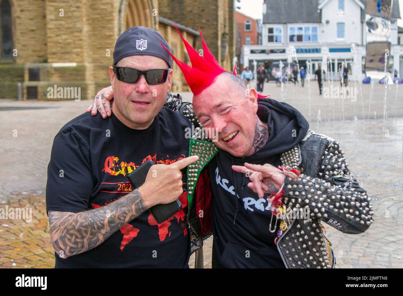 Blackpool, Lancashire, Royaume-Uni. 6th août 2022. Talbot & Friend de Leeds. La sous-culture punk, les idéologies, la mode, avec des coiffures mohican teints et la coloration au festival Punk Rebellion aux jardins d'hiver. Une protestation contre les attitudes et les comportements conventionnels, un choc des cultures anti-establishment, des mohawks, des épingles de sécurité et une charge d'attitude à la ville de bord de mer tandis que les punks participant au festival annuel de musique rock Rebellion aux jardins d'hiver se côtoient avec les vacanciers traditionnels. Crédit; MediaWorldImages/AlamyLiveNews Banque D'Images