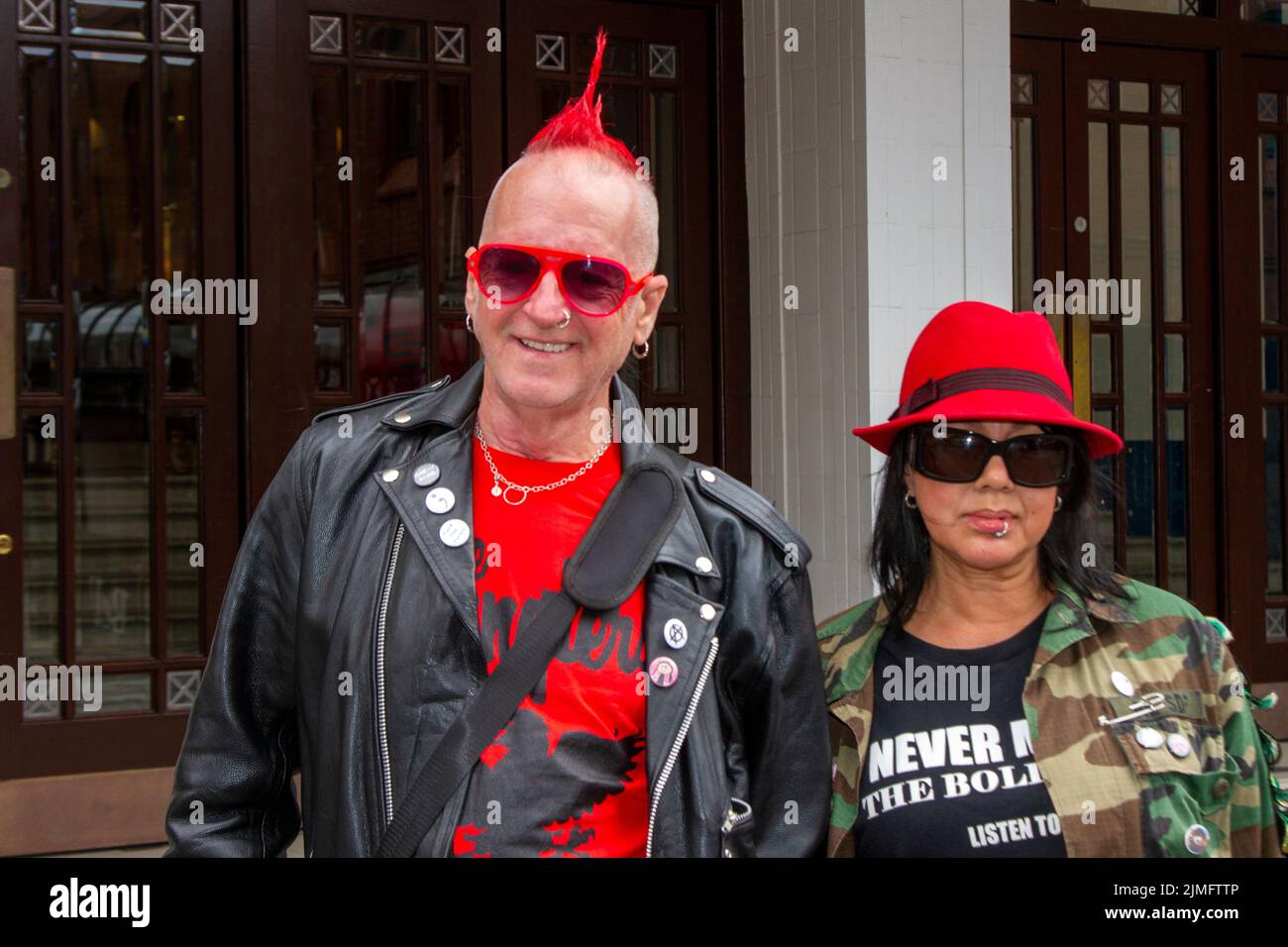 Blackpool, Lancashire, Royaume-Uni. 6th août 2022. Merril et Dave de Punk radio Wales. La sous-culture punk, les idéologies, la mode, avec des coiffures mohican teints et la coloration au festival Punk Rebellion aux jardins d'hiver. Une protestation contre les attitudes et les comportements conventionnels, un choc des cultures anti-establishment, des mohawks, des épingles de sécurité et une charge d'attitude à la ville de bord de mer tandis que les punks participant au festival annuel de musique rock Rebellion aux jardins d'hiver se côtoient avec les vacanciers traditionnels. Crédit; MediaWorldImages/AlamyLiveNews Banque D'Images