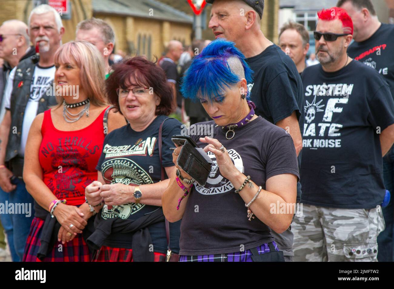 Blackpool, Lancashire, Royaume-Uni. 6th août 2022. La sous-culture punk, les idéologies, la mode, avec des coiffures mohican teints et la coloration au festival Punk Rebellion aux jardins d'hiver. Une protestation contre les attitudes et les comportements conventionnels, un choc des cultures anti-establishment, des mohawks, des épingles de sécurité et une charge d'attitude à la ville de bord de mer tandis que les punks participant au festival annuel de musique rock Rebellion aux jardins d'hiver se côtoient avec les vacanciers traditionnels. Crédit; MediaWorldImages/AlamyLiveNews Banque D'Images