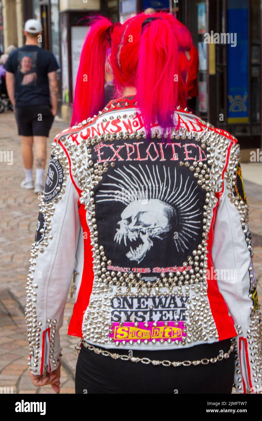 Blackpool, Lancashire, Royaume-Uni. 6th août 2022. La sous-culture punk, les idéologies, la mode, avec des coiffures mohican teints et la coloration au festival Punk Rebellion aux jardins d'hiver. Une protestation contre les attitudes et les comportements conventionnels, un choc des cultures anti-establishment, des mohawks, des épingles de sécurité et une charge d'attitude à la ville de bord de mer tandis que les punks participant au festival annuel de musique rock Rebellion aux jardins d'hiver se côtoient avec les vacanciers traditionnels. Crédit; MediaWorldImages/AlamyLiveNews Banque D'Images
