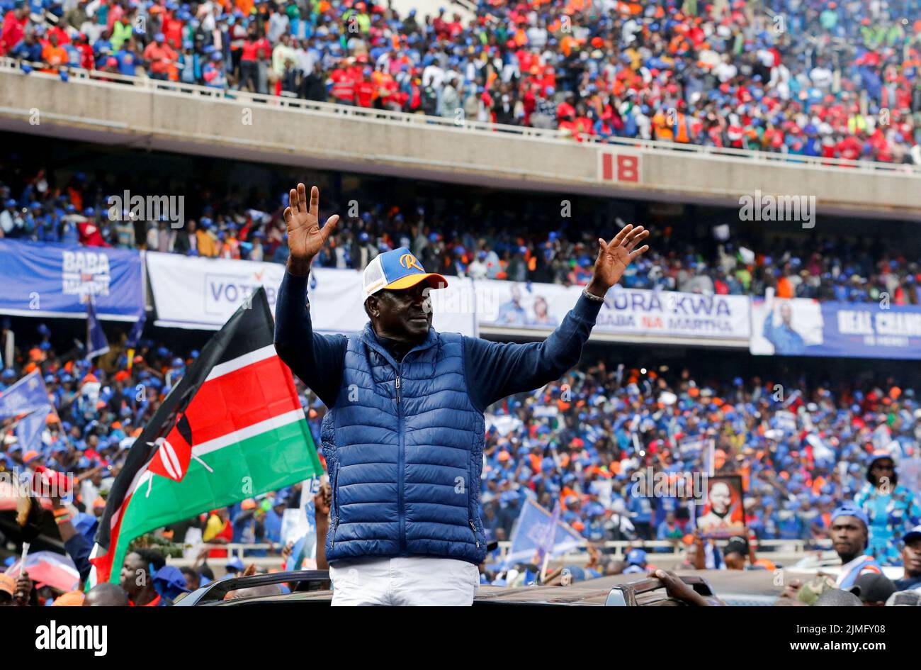 Raila Odinga, le chef de l'opposition et candidate à la présidence du Kenya, de l'Alliance kényane Azimio la Umoja (Déclaration d'unité) One, se fait des vagues vers les partisans alors qu'il arrive pour son dernier rassemblement de campagne avant l'élection générale de 9 août, au stade Kasarani à Nairobi, au Kenya, au 6 août 2022. REUTERS/Thomas Mukoya Banque D'Images