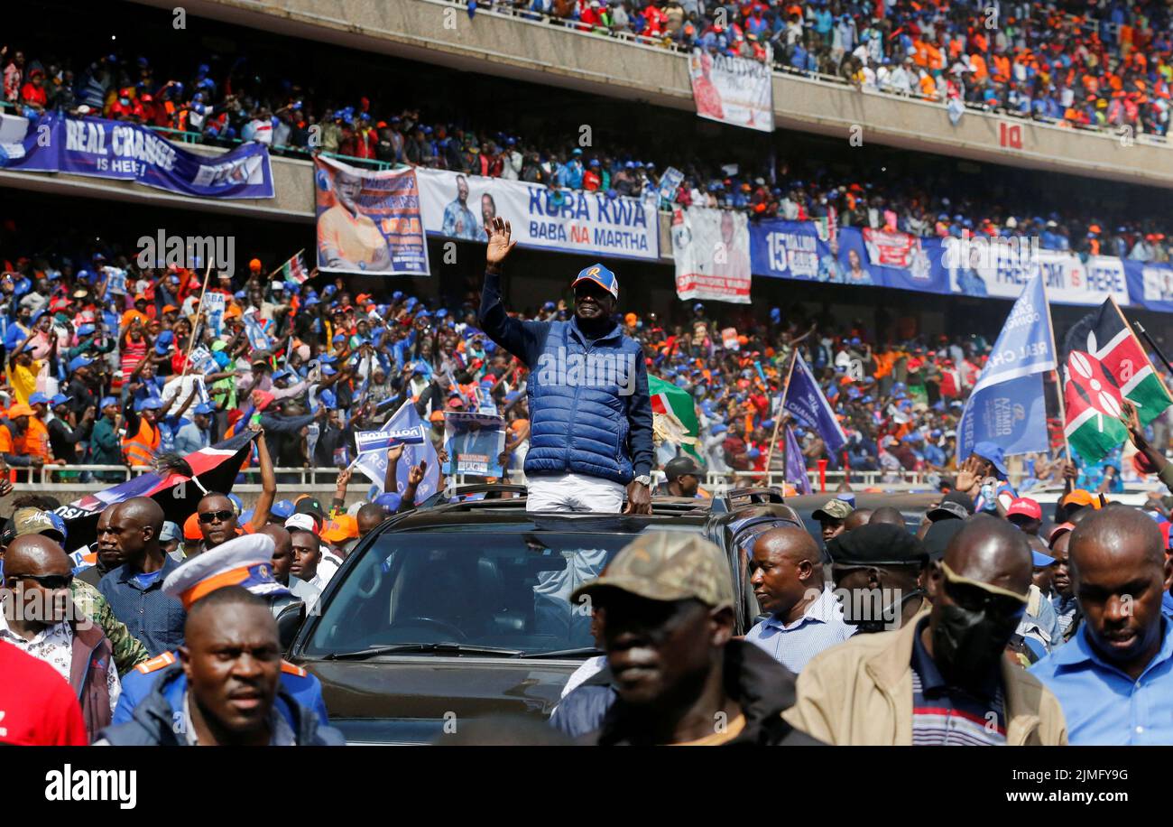 Raila Odinga, le chef de l'opposition et candidate à la présidence du Kenya, de l'Alliance kényane Azimio la Umoja (Déclaration d'unité) One, se fait des vagues vers les partisans alors qu'il arrive pour son dernier rassemblement de campagne avant l'élection générale de 9 août, au stade Kasarani à Nairobi, au Kenya, au 6 août 2022. REUTERS/Thomas Mukoya Banque D'Images
