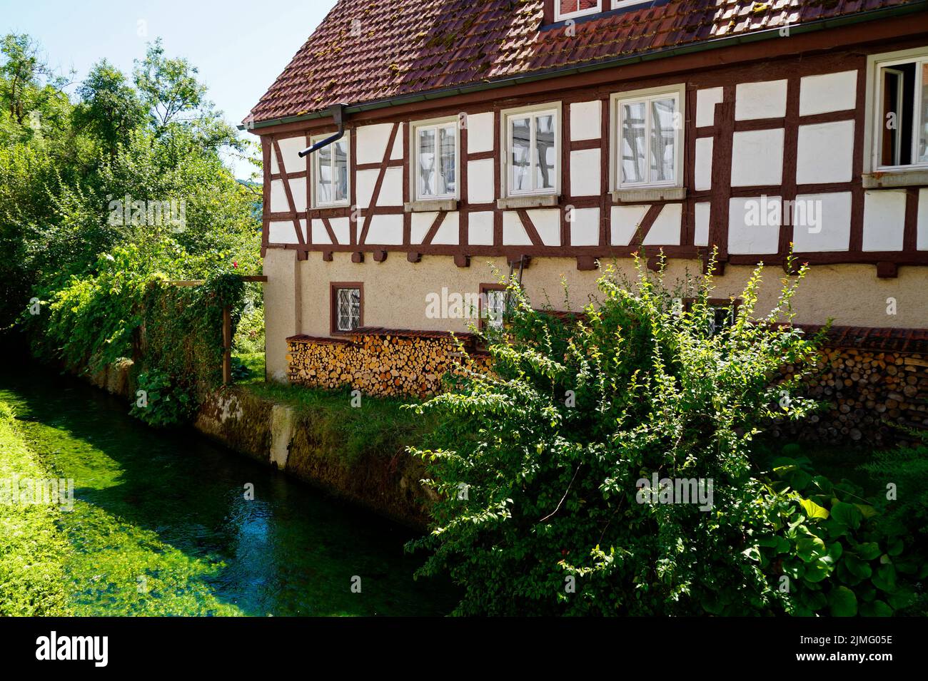 Maisons anciennes à pans de bois près de l'étang du Turquois appelé Blatopf (Blue Pot) sur la rivière Blau ou Blue à Blaubeuren (Allemagne) Banque D'Images