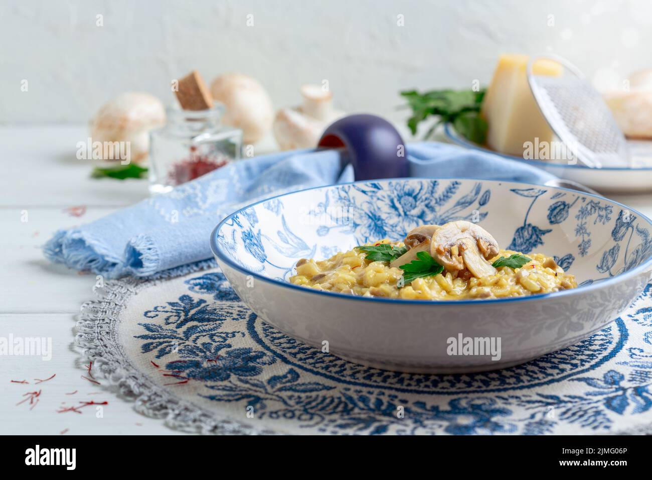 Risotto aux champignons et safran. Banque D'Images