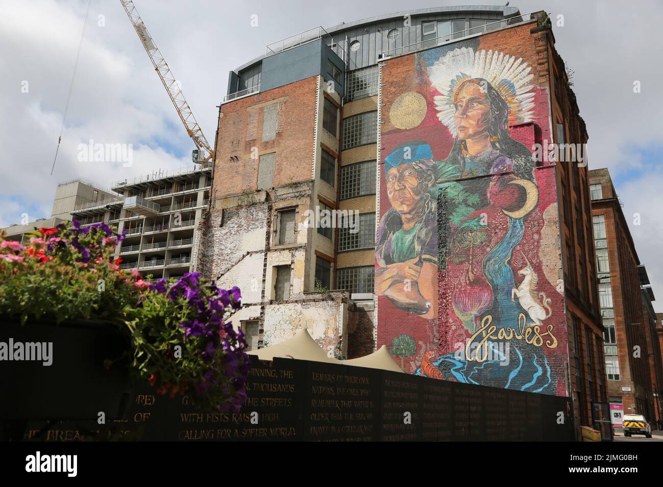 Brunswick Street, Glasgow, Écosse, Royaume-Uni. Fresque sur l'extrémité du toit du bâtiment intitulée Fearless. La nouvelle fresque est apparue dans Merchant City pour coïncider avec la conférence de COP26. Le collectif sans peur a dévoilé le design qui présente les visages de la communauté autochtone qui ont été une présence continue et franche tout au long de la conférence. L’œuvre de la rue Brunswick est née d’un atelier en collaboration avec l’articulation des peuples autochtones du Brésil (APIB) et d’autres dirigeants autochtones qui ont COP26 ans pour représenter leurs nations. Banque D'Images