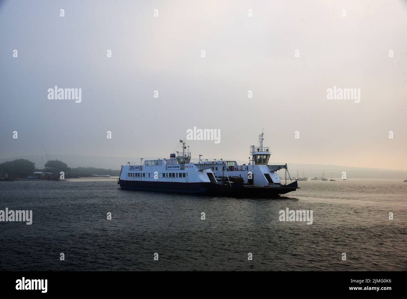 Traversée de l'embouchure du port de Poole entre Sandbanks et Shell Bay par le traversier à chaînes de Bramble Bush Bay, le soir de la mauvaise journée Banque D'Images Traversée de l'embouchure du port de Poole entre Sandbanks et Shell Bay par le traversier à chaînes de Bramble Bush Bay, le soir de la mauvaise journée Banque D'Images