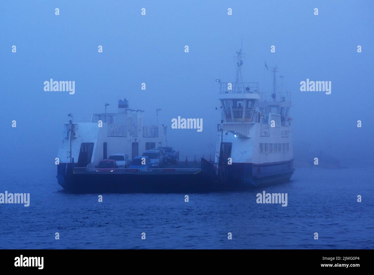 Traversée de l'embouchure du port de Poole entre Sandbanks et Shell Bay par le traversier à chaînes de Bramble Bush Bay, le soir de la mauvaise journée Banque D'Images Traversée de l'embouchure du port de Poole entre Sandbanks et Shell Bay par le traversier à chaînes de Bramble Bush Bay, le soir de la mauvaise journée Banque D'Images